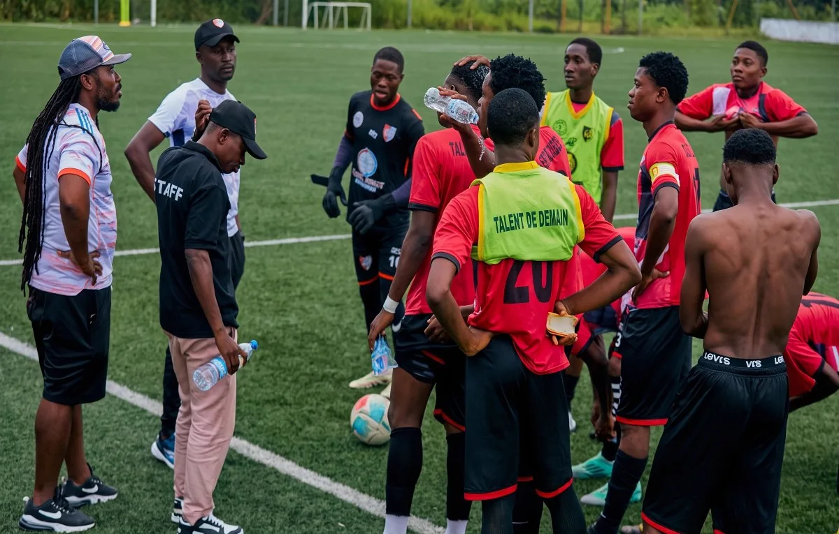 Joueurs et encadrement du Talent de Demain FC pendant une séance